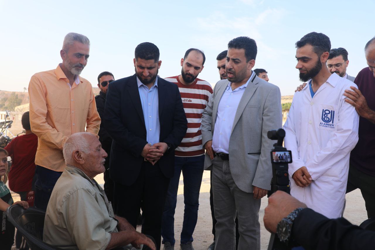 وزير الصحة برفقة معاونه ومحافظ إدلب ومدير الصحة يختتم جولته في إدلب بزيارة مخيمات العز والكرامة