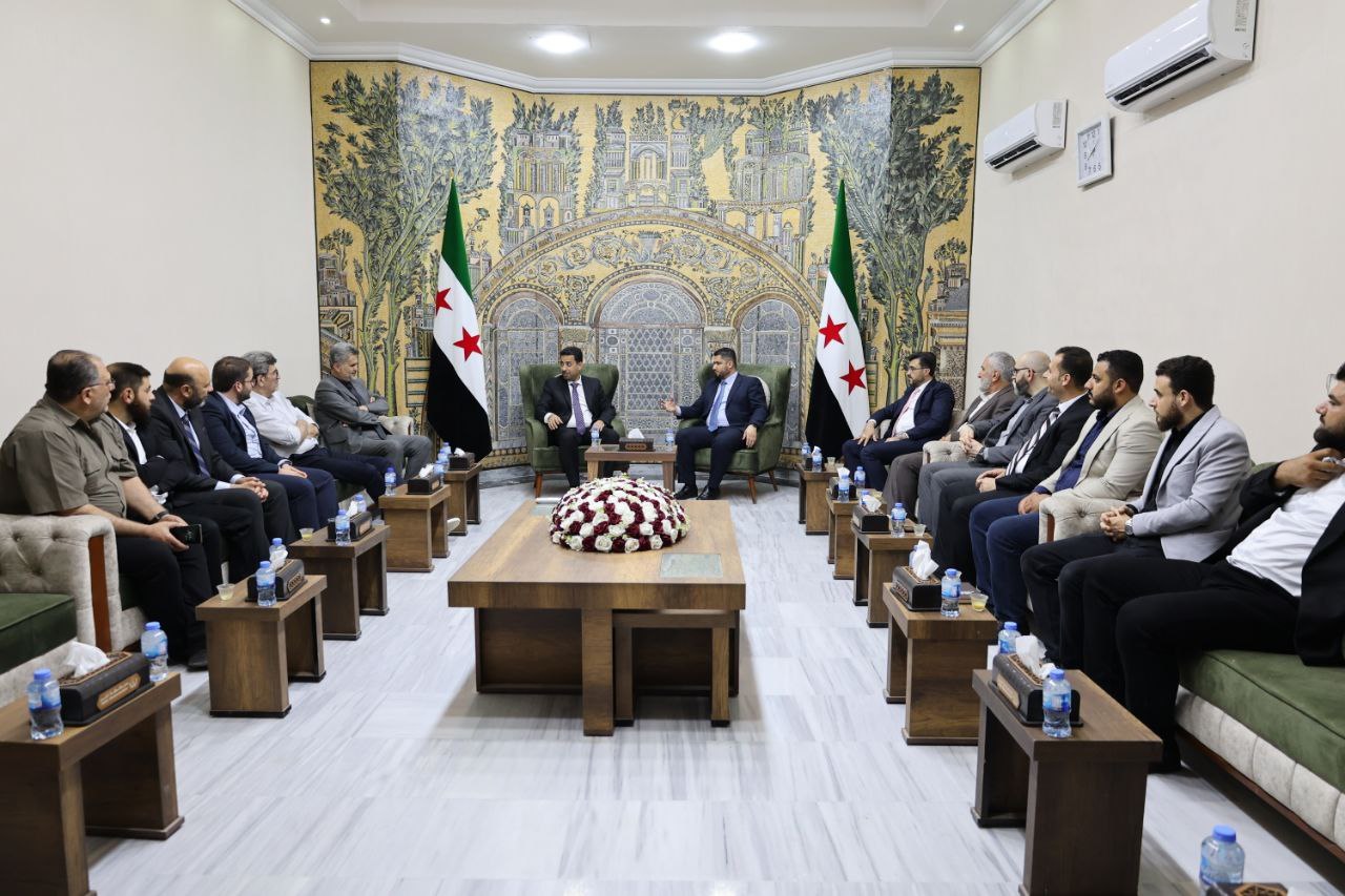 زار وزير الصحة محافظ مدينة إدلب في قصر المحافظة، بحضور معاون وزير الصحة ومدير صحة إدلب