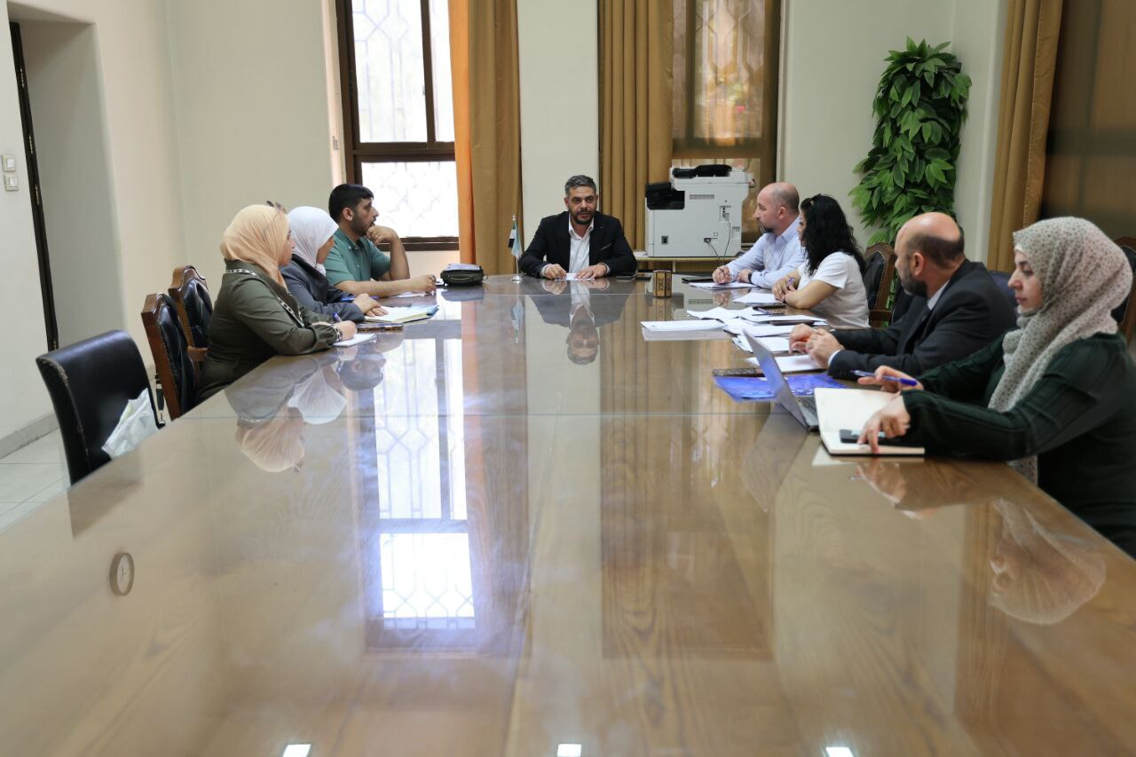ناقش مدير مديرية المهن التمريضية الأستاذ "دريد رحمون" بحضور ممثلين عن نقابة التمريض والمعنيين في الوزارة