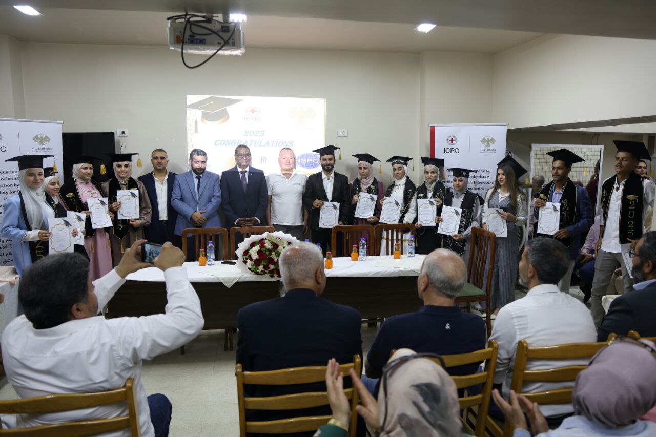 احتفل المعهد التقاني الصحي بدمشق بتخريج أول دفعة متخصصة في صناعة الأطراف الصناعية (13 فنياً
