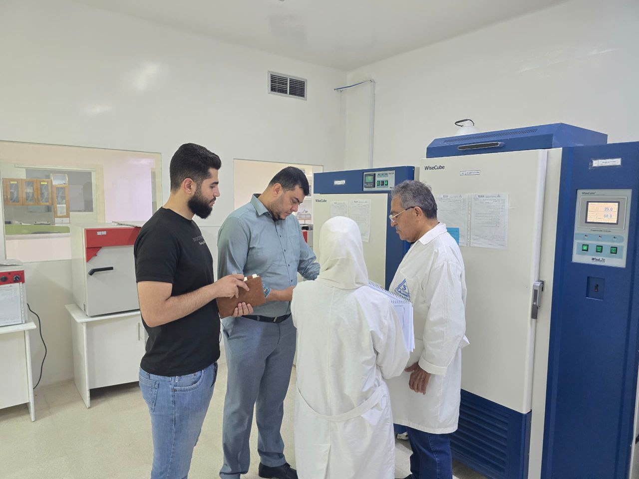 أجرى معاون وزير الصحة جولة تفقدية على مصانع الأدوية شملت محافظتي حلب وإدلب