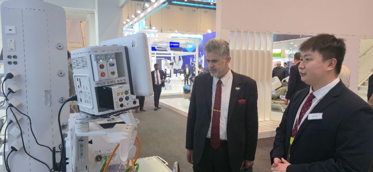 على هامش مشاركة سوريا في المعرض الطبي بدبي، التقى معاون وزير الصحة، مجموعة من الشركات الطبية الأمريكية