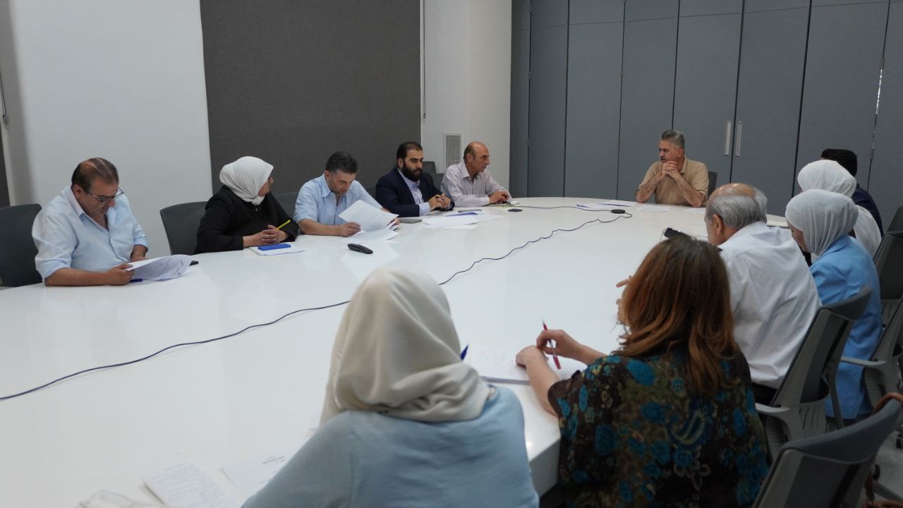 اجتمع معاون وزير الصحة للشؤون الصحية مع أعضاء اللجنة المكلفة بتعديل قانون المنشآت الصحية الخاصة في الوزارة